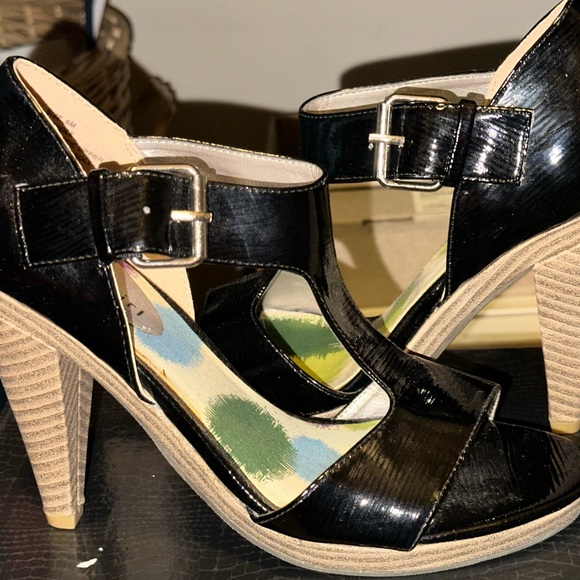 Madden girl size 6 (NIB) Black patent platform  sandals with gold tone buckle - Picture 2 of 5